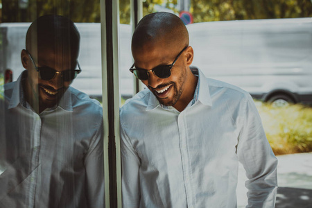 非洲人商务旅行者在城市放松照片