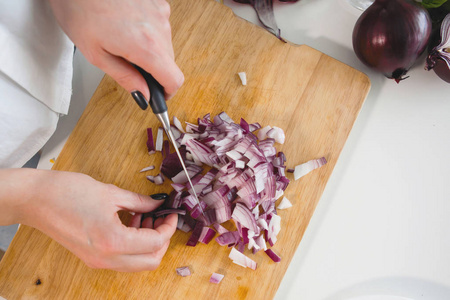 女性在家庭厨房切洋葱，有选择的重点