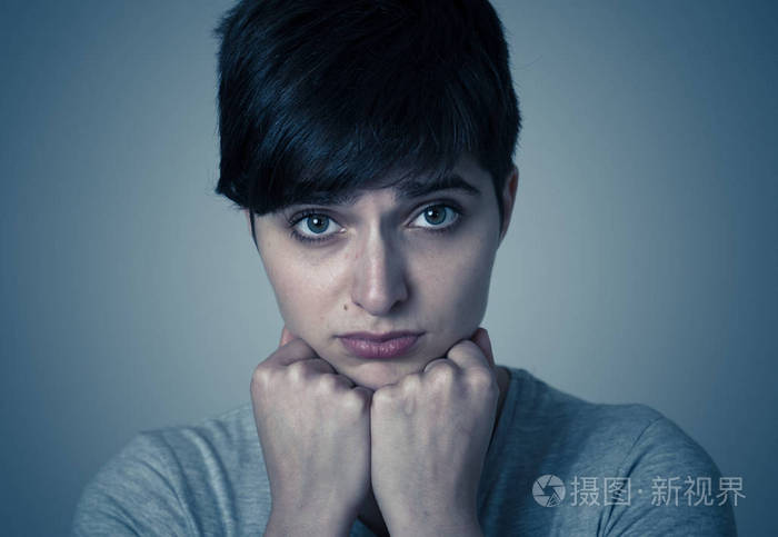 闭上美丽的年轻女子的肖像,悲伤的眼睛哭泣,看上去痛苦.