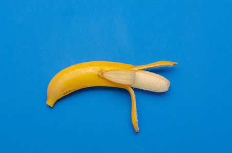 成熟的香蕉在蓝色背景。健康饮食的概念。夏天的概念