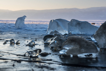 贝加尔湖的冰，世界上体积最深最大的淡水湖，位于俄罗斯西伯利亚南部
