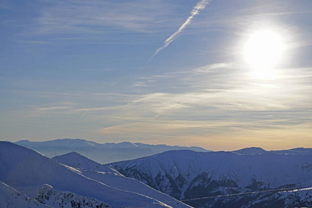 山地景观。扎科潘的塔特拉斯观。二月的冬天阳光明媚