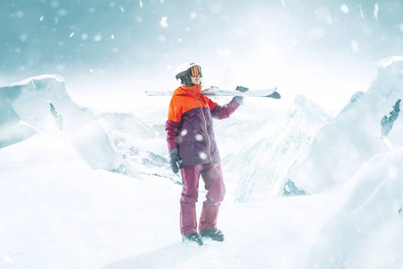 女性滑雪者站立与天空在一只手在背景山风景