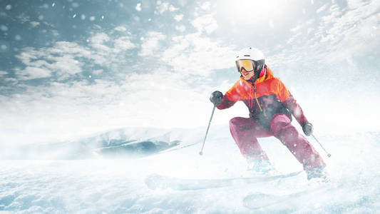 年轻的妇女和冬季运动她滑雪反对白色的阿尔卑斯山山