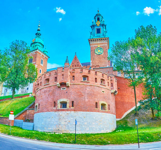 瓦维尔城堡北部的主要防御元素——瓦德斯拉夫四世的巨大圆形堡垒照片