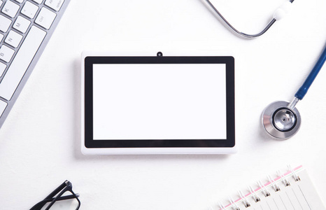 平板，听诊器，键盘，眼镜和记事本..医学概念