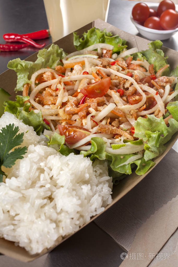 传统的泰国木瓜沙拉提供糯米