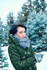 美丽的女人在冬天，森林，绿杉树和雪。