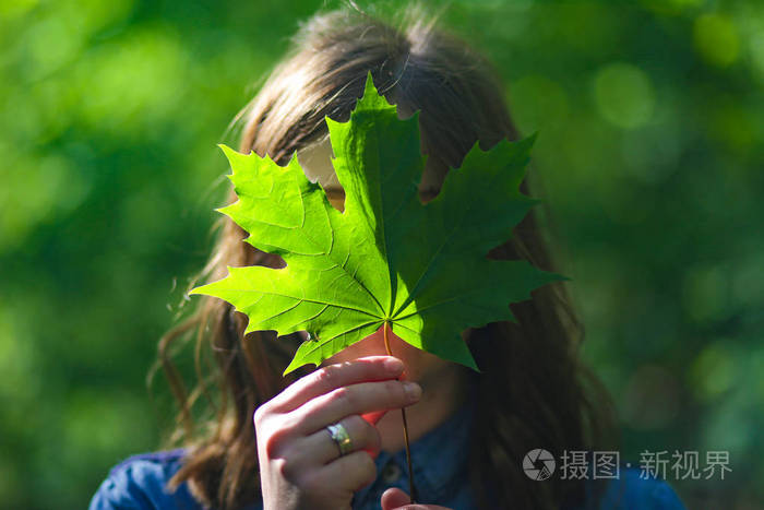 女孩关闭绿色枫叶脸