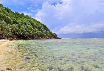 美丽的海滩风景，白色海滩在印度洋岛屿天堂塞舌尔群岛