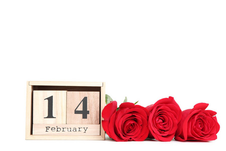 玫瑰花束，木质日历，白色背景