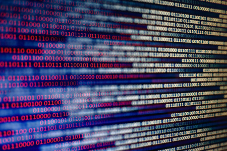 蓝色和红色二进制代码背景。 计算机问题的概念。 黑色背景。 恶意软件病毒数据传输。
