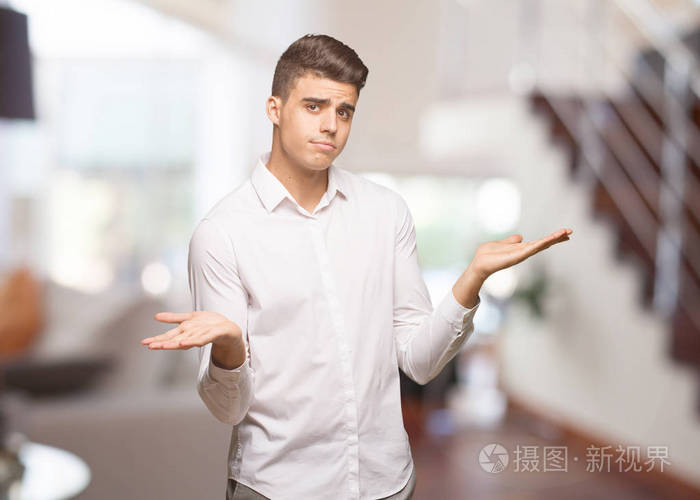 年轻的商业头脑冷静的人困惑和怀疑