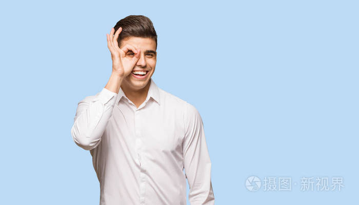 年轻的商业头脑冷静的男人自信地做着好的手势