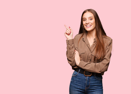 年轻的白种人女人用手指指着一边照片