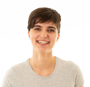 白种人年轻女人模型与明亮的妆,和鲜红的嘴唇,完美的清洁皮肤的高级