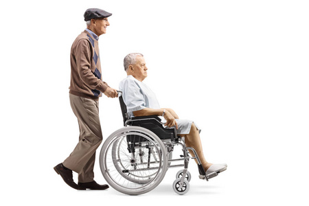 受伤的男子坐在轮椅图片