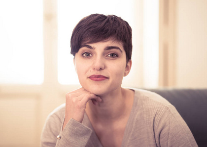 短人中生活风格的女人室内肖像,令人惊叹的短头发年轻女子,美丽的微笑