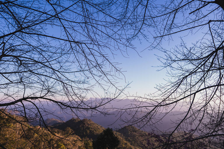 早晨的山和天空景色