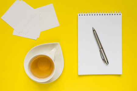 风格摄影黄色办公桌桌与空白笔记本电脑用品和茶杯。