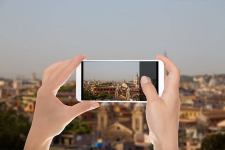 天津拍日出一个男人正在用手机拍一张罗马天际线日出的照片,上面有一