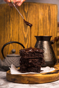 在木板上的巧克力巧克力是从勺子倒在一堆棕色的碎片上的木板上,以