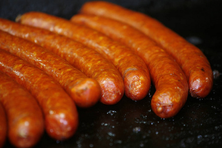在农贸市场出售的传统匈牙利猪肉香肠特写照片