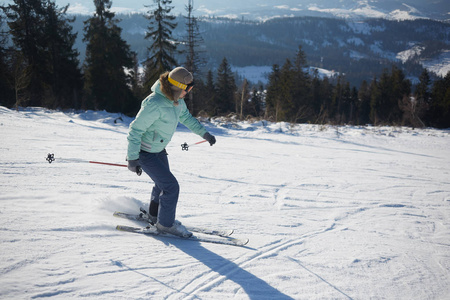 下坡的年轻女子滑雪者