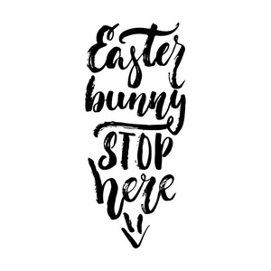复活节兔子停在这里春天假期手绘文字书法短语孤立在白色背景上。有趣的画笔墨水矢量插图横幅, 贺卡, 海报, 照片覆盖