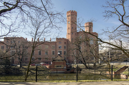瓦罗克劳波兰2018年3月30日美丽的历史监狱和法院大楼，市中心的塔楼和砖墙在阳光下。