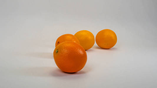 白色背景上分离出成熟而新鲜的橙色。 接近宏观