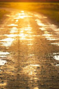 夕阳下肮脏的乡村道路，在道路上偏离道路的概念