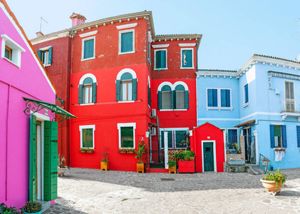 威尼斯附近布拉诺岛街道上五颜六色的房子。 意大利的旅游和度假概念