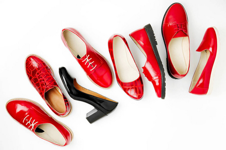 时尚的女性春季或秋季鞋红色。 美丽和时尚的概念。 平躺式顶部视图