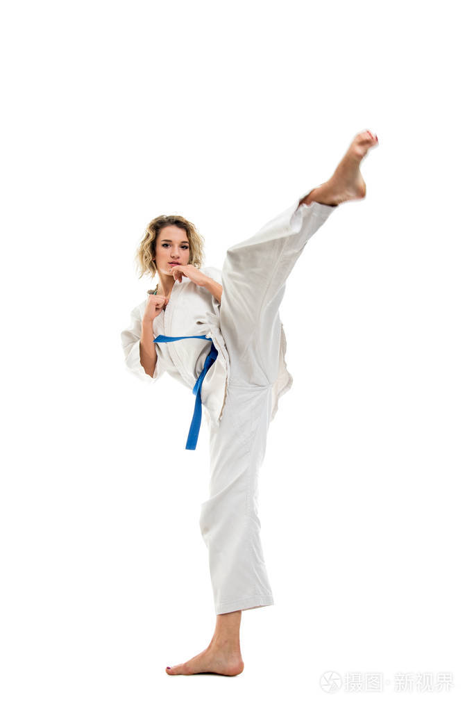 穿着白色衣服的女人全身都在做武术穿着白色背景