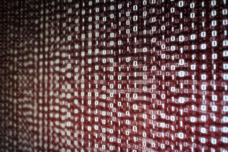 计算机数据矩阵。 垂直数字二进制码向下运动。 点亮红色的一个，零文本向下流动。 具有多层编码的黑色背景空间。
