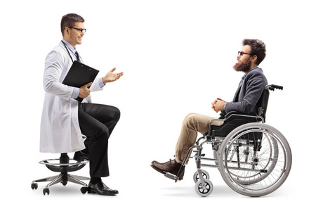 一位男医生坐着向一个坐在轮椅上被隔离在白色背景下的留胡子的男人解释