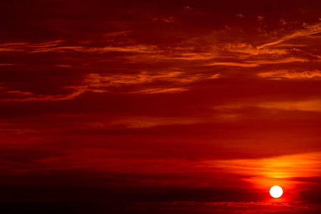 红云天上最后的夕阳和太阳周围的光线