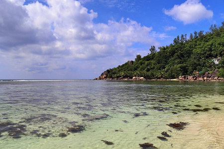 美丽的海滩风景，白色海滩在印度洋岛屿天堂塞舌尔群岛