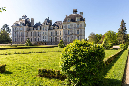 花园与灌木在前景和城堡雪佛兰卢瓦尔河谷法国