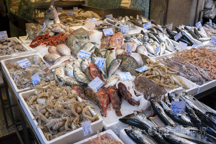 鱼和海鲜摊在博洛尼亚历史中心的一个街道市场选择性聚焦