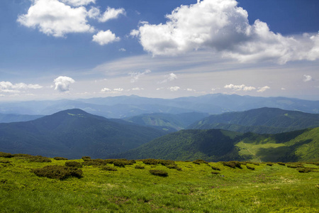 晴天蓝天下的青山全景。 旅游和旅游概念复制空间背景。