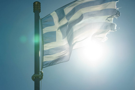 在风中挥舞着蓝色的nad白色希腊国旗。国家地标概念。