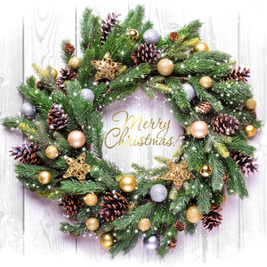 框架。圣诞装饰。云杉树枝和圣诞树装饰品。祝贺你的诞生和新的目标