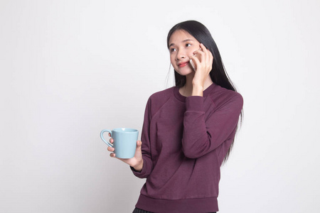 带着手机和咖啡杯的年轻亚裔女性