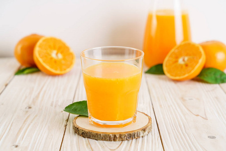 木质背景新鲜橙汁健康饮料