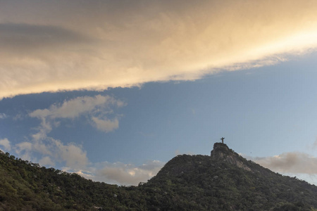 巴西里约热内卢，莫罗多科科瓦多山上的救世主雕像的景观，蓝天和美丽的晚霞