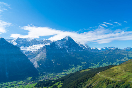 瑞士有阿尔卑斯山和蓝天的Grindelwald村