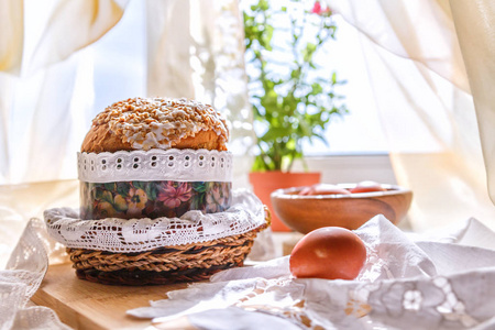 库里希帕斯卡，彩蛋，复活节的农家奶酪早上放在窗边的桌子上。生活方式节日气氛