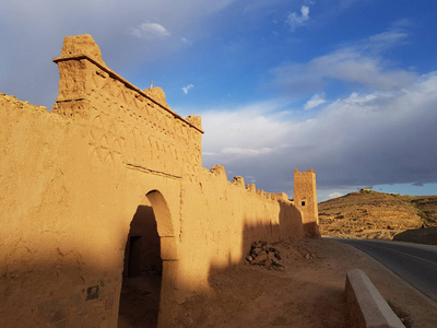 摩洛哥的阳光粘土堡垒。背景是蓝天。